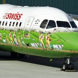 Grüne Almen auf dem Rumpf: Zum fliegenden Botschafter für den Käsekanton Appenzell hat die Swiss einen Avro Regionaljet umgespritzt.