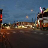 Nightlife in der Boundary Street  Klein und geduckt sind die Häuser entlang der Boundary und Vulture Street, dem neuen Ausgehviertel im Westend. Im Gegensatz zur schicken South Bank geht es in dem Alternativviertel viel lockerer und preiswerter zu. Es duftet nach asiatischen Curry-Gerichten und Kaffee: Das malaiische Restaurant liegt neben Straßencafés, die griechische Taverne neben dem Club mit Cocktails und Live-Musik. Tagsüber schlendert man hier durch Buch- und Klamottenläden.