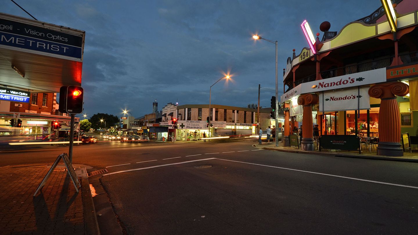 Nightlife in der Boundary Street  Klein und geduckt sind die Häuser entlang der Boundary und Vulture Street, dem neuen Ausgehviertel im Westend. Im Gegensatz zur schicken South Bank geht es in dem Alternativviertel viel lockerer und preiswerter zu. Es duftet nach asiatischen Curry-Gerichten und Kaffee: Das malaiische Restaurant liegt neben Straßencafés, die griechische Taverne neben dem Club mit Cocktails und Live-Musik. Tagsüber schlendert man hier durch Buch- und Klamottenläden.