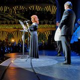 Reden für den 300 Millionen teuren Neubau: Glanz und Glamour bringt Filmdiva Sophia Loren gegen 21 Uhr ins Royal Theatre. "Die 'MSC Magnifica' hat eine venezianische Seele, und Hamburg wird ja  bekanntlich als das Venedig von Deutschland bezeichnet", sagt Pierfrancesco Vago, der Vorstandsvorsitzende von MSC Kreuzfahrten, einer Reederei in Familienbesitz