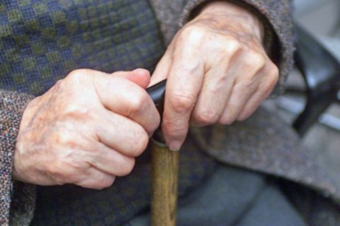 Auch alte Männer haben noch Kraft in den Händen - und prügeln mit dem Spazierstock auf Busfahrer ein