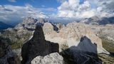 Kleine Zinne: Südkante  Blick vom Vorgipfel der Kleinen Zinne auf das nordöstliche Ende der Dolomiten mit Dreischusterspitze und Paternkofel. Dazwischen schmiegt sich auf dem Pass die Drei-Zinnen-Hütte. Rechts im Schatten verläuft der Fußweg vom Parkplatz an der Auronzo-Hütte über den Paternsattel zur Drei-Zinnen-Hütte. In den Sommermonaten laufen über diese "Drei-Zinnen-Autobahn" die Touristenmassen, um einen Blick auf die berühmten Nordwände zu erhaschen.