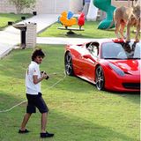 Großer Junge, große Spielzeuge. Im Hintergrund steht noch die Kinderrutsche.