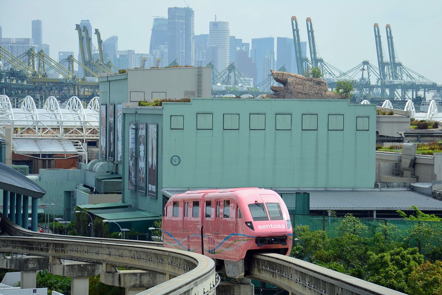 Top-Infrastuktur  Singapur hat mit dem Changi Airport nicht nur einen der weltbesten Flughäfen, der im internationalen Vergleich seit Jahren unter den Top Ten landet, sondern ein beispielhaftes öffentliches Nahverkehrssystem. Rückgrat des Personentransportes sind die Linien des MRT (Mass Rapid Transit). Alle U-Bahnen und ein Teil der hundert Stationen sind voll klimatisiert. Besucher erwerben am besten den Singapore Tourist Pass für ein, zwei oder drei Tage - letzterer kostet umgerechnet 17 Euro. Zur Insel Sentosa verkehren eine Seilbahn und eine Monorail (Foto).