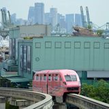 Top-Infrastuktur  Singapur hat mit dem Changi Airport nicht nur einen der weltbesten Flughäfen, der im internationalen Vergleich seit Jahren unter den Top Ten landet, sondern ein beispielhaftes öffentliches Nahverkehrssystem. Rückgrat des Personentransportes sind die Linien des MRT (Mass Rapid Transit). Alle U-Bahnen und ein Teil der hundert Stationen sind voll klimatisiert. Besucher erwerben am besten den Singapore Tourist Pass für ein, zwei oder drei Tage - letzterer kostet umgerechnet 17 Euro. Zur Insel Sentosa verkehren eine Seilbahn und eine Monorail (Foto).