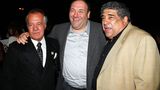 Sie kommen einfach nicht voneinander los: 2009 besuchte James "Tony Soprano" Gandolfini zusammen mit Salvatore "Big Pussy" Bonpensiero (Vincent Pastore ) und Peter Paul "Paulie Walnuts" Gualtieri (Tony Sirico) die Filmpremiere von "In the Loop", in dem Gandolfini mitspielte.  Diese drei Schauspieler - wir werden sie nie wieder zusammen auf einer Party sehen. Gott sei Dank gibt es "Die Sopranos" auf DVD. Als Mobsterboss wird James Gandolfini noch lange leben. Bis bald, Tony Soprano!