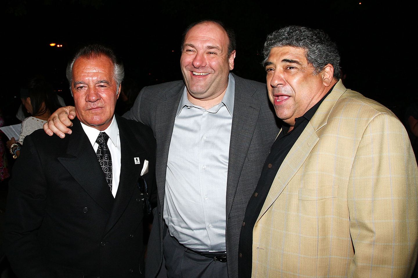 Sie kommen einfach nicht voneinander los: 2009 besuchte James "Tony Soprano" Gandolfini zusammen mit Salvatore "Big Pussy" Bonpensiero (Vincent Pastore ) und Peter Paul "Paulie Walnuts" Gualtieri (Tony Sirico) die Filmpremiere von "In the Loop", in dem Gandolfini mitspielte.  Diese drei Schauspieler - wir werden sie nie wieder zusammen auf einer Party sehen. Gott sei Dank gibt es "Die Sopranos" auf DVD. Als Mobsterboss wird James Gandolfini noch lange leben. Bis bald, Tony Soprano!
