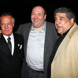 Sie kommen einfach nicht voneinander los: 2009 besuchte James "Tony Soprano" Gandolfini zusammen mit Salvatore "Big Pussy" Bonpensiero (Vincent Pastore ) und Peter Paul "Paulie Walnuts" Gualtieri (Tony Sirico) die Filmpremiere von "In the Loop", in dem Gandolfini mitspielte.  Diese drei Schauspieler - wir werden sie nie wieder zusammen auf einer Party sehen. Gott sei Dank gibt es "Die Sopranos" auf DVD. Als Mobsterboss wird James Gandolfini noch lange leben. Bis bald, Tony Soprano!