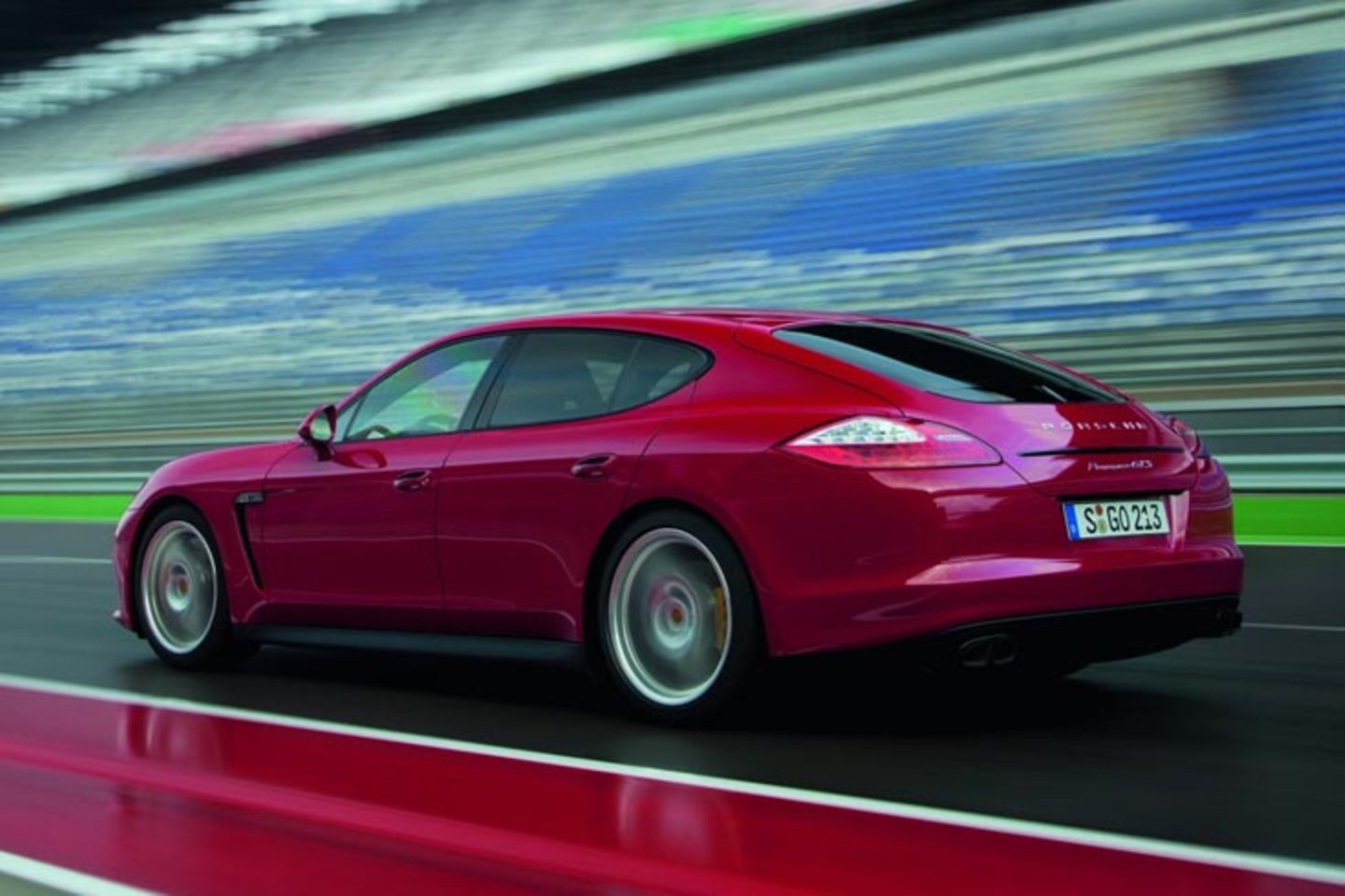 Unter der Haube arbeitet der V8-Saugmotor mit 4,8 Litern Hubraum, der 430 PS (316 kW) bei 6.700 Touren freisetzt und damit die Leistung des Panamera S um 30 PS überflügelt. Das maximale Drehmoment steigt um 20 Zähler auf 520 Nm