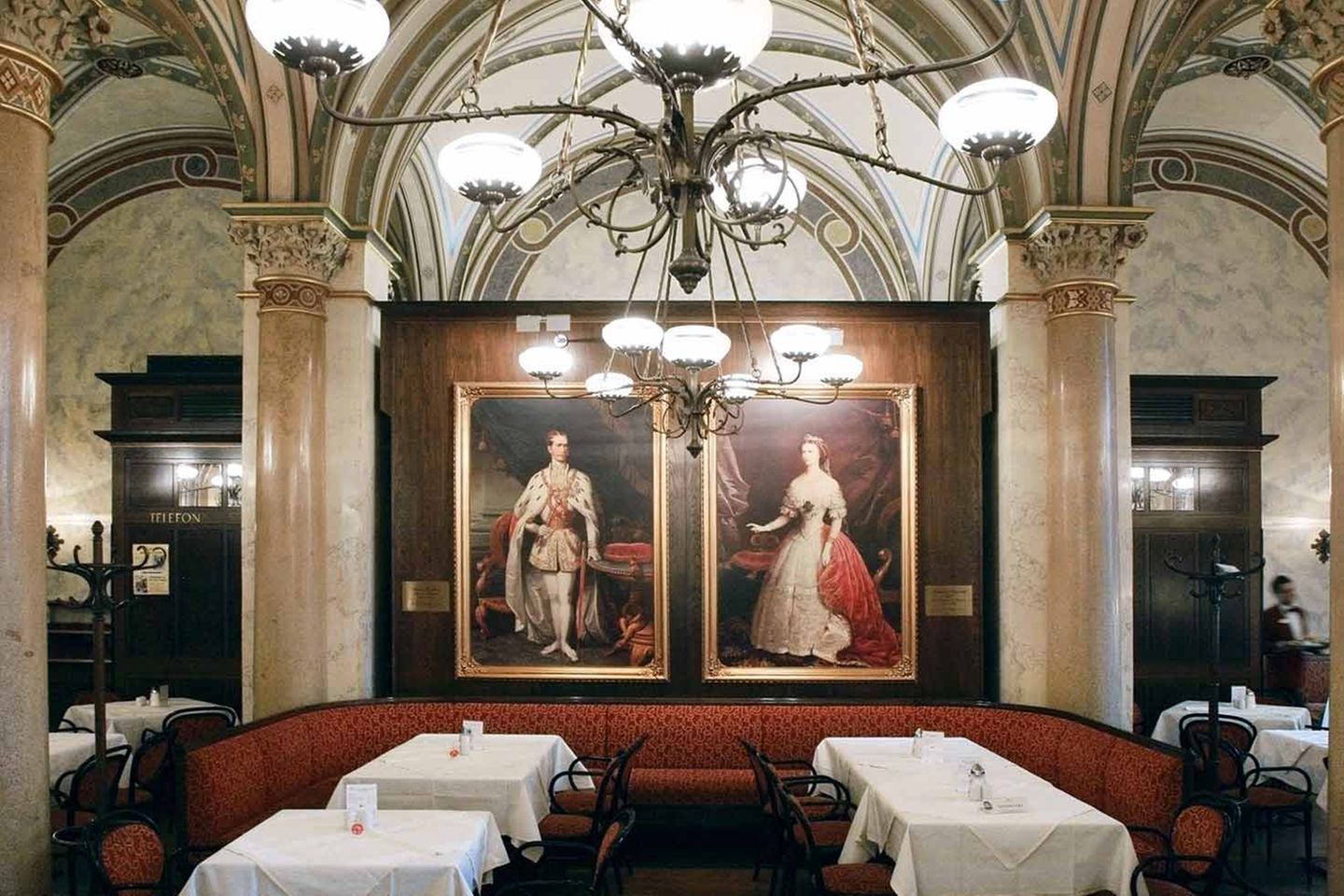 Von Helsinki bis Neapel: Café Central, Wien Das berühmte Café Central befindet sich im ersten Wiener Gemeindebezirk in einem ehemaligen Bank- und Börsengebäude, das nach seinem Architekten Heinrich von Ferstel "Palais Ferstel" benannt wurde. Im Jahr 1876 eröffnet, wurde es nach der Schließung des Café Griensteidl zu einem bedeutenden Ort des geistigen Lebens in Wien. Viele Zeitungen und Nachschlagewerke standen den Gästen zur Verfügung. Nachdem es Ende des Zweiten Weltkriegs vorübergehend geschlossen wurde, folgte 1975 die Wiedereröffnung. In den 80er Jahren zeichnete der ORF hier regelmäßig eine Diskussionssendung auf. Café Central, Wien Das berühmte Café Central befindet sich im ersten Wiener Gemeindebezirk in einem ehemaligen Bank- und Börsengebäude, das nach seinem Architekten Heinrich von Ferstel "Palais Ferstel" benannt wurde. Im Jahr 1876 eröffnet, wurde es nach der Schließung des Café Griensteidl zu einem bedeutenden Ort des geistigen Lebens in Wien. Viele Zeitungen und Nachschlagewerke standen den Gästen zur Verfügung. Nachdem es Ende des Zweiten Weltkriegs vorübergehend geschlossen wurde, folgte 1975 die Wiedereröffnung. In den 80er Jahren zeichnete der ORF hier regelmäßig eine Diskussionssendung auf.