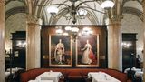 Café Central, Wien  Das berühmte Café Central befindet sich im ersten Wiener Gemeindebezirk in einem ehemaligen Bank- und Börsengebäude, das nach seinem Architekten Heinrich von Ferstel "Palais Ferstel" benannt wurde. Im Jahr 1876 eröffnet, wurde es nach der Schließung des Café Griensteidl zu einem bedeutenden Ort des geistigen Lebens in Wien. Viele Zeitungen und Nachschlagewerke standen den Gästen zur Verfügung.   Nachdem es Ende des Zweiten Weltkriegs vorübergehend geschlossen wurde, folgte 1975 die Wiedereröffnung. In den 80er Jahren zeichnete der ORF hier regelmäßig eine Diskussionssendung auf.