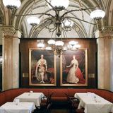 Café Central, Wien  Das berühmte Café Central befindet sich im ersten Wiener Gemeindebezirk in einem ehemaligen Bank- und Börsengebäude, das nach seinem Architekten Heinrich von Ferstel "Palais Ferstel" benannt wurde. Im Jahr 1876 eröffnet, wurde es nach der Schließung des Café Griensteidl zu einem bedeutenden Ort des geistigen Lebens in Wien. Viele Zeitungen und Nachschlagewerke standen den Gästen zur Verfügung.   Nachdem es Ende des Zweiten Weltkriegs vorübergehend geschlossen wurde, folgte 1975 die Wiedereröffnung. In den 80er Jahren zeichnete der ORF hier regelmäßig eine Diskussionssendung auf.