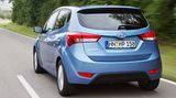 Die Fünfgangschaltung (sechs Gänge beim Dieselmodell, Automatik optional) ist angenehm leichtgängig, will aber präzise geführt werden - sonst kann es vor allem beim Herunterschalten in den zweiten Gang schon mal hakeln. Der ix20 ist komfortabel gefedert, geht in schnellen Kurven aber auch spürbar in die Knie. Bodenwellen und Schlaglöcher schluckt das Auto gut weg, quittiert sie jedoch mit Poltergeräuschen des Fahrwerks