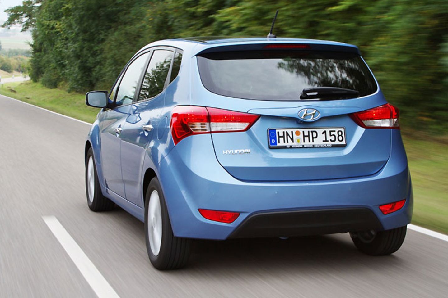 Hyundai ix20 blue 1.4: Die Fünfgangschaltung (sechs Gänge beim Dieselmodell, Automatik optional) ist angenehm leichtgängig, will aber präzise geführt werden - sonst kann es vor allem beim Herunterschalten in den zweiten Gang schon mal hakeln. Der ix20 ist komfortabel gefedert, geht in schnellen Kurven aber auch spürbar in die Knie. Bodenwellen und Schlaglöcher schluckt das Auto gut weg, quittiert sie jedoch mit Poltergeräuschen des Fahrwerks Die Fünfgangschaltung (sechs Gänge beim Dieselmodell, Automatik optional) ist angenehm leichtgängig, will aber präzise geführt werden - sonst kann es vor allem beim Herunterschalten in den zweiten Gang schon mal hakeln. Der ix20 ist komfortabel gefedert, geht in schnellen Kurven aber auch spürbar in die Knie. Bodenwellen und Schlaglöcher schluckt das Auto gut weg, quittiert sie jedoch mit Poltergeräuschen des Fahrwerks