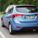 Die Fünfgangschaltung (sechs Gänge beim Dieselmodell, Automatik optional) ist angenehm leichtgängig, will aber präzise geführt werden - sonst kann es vor allem beim Herunterschalten in den zweiten Gang schon mal hakeln. Der ix20 ist komfortabel gefedert, geht in schnellen Kurven aber auch spürbar in die Knie. Bodenwellen und Schlaglöcher schluckt das Auto gut weg, quittiert sie jedoch mit Poltergeräuschen des Fahrwerks