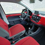 Schicke Sitzbezüge sind inclusive. Die Vordersitze haben den üblichen Kleinstwagenstandard, verdienen allerdings keine Bestnoten