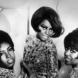 Im Januar 1959 lieh sich der vormalige Profi-Boxer Berry Gordy 800 Dollar aus, um ein eigenes Plattenlabel zu gründen. Ohne es zu wissen, legte er damit den Grundstein zu einer Erfolgsgeschichte, die weit über die musikalische Bedeutung hinausreicht. Im Amerika der Rassentrennung brachte Motown als eine der ersten Plattenfirmen schwarze Musik zu einem weißen Publikum. Gordys Trick: Er glättete den rauen Soul und legte Wert auf eingängige Melodien. Auf diese Weise schafften es zwischen 1961 und 1971 unfassbare 110 Motown-Songs in die amerikanischen Top Ten.  In seinen Hochzeiten produzierte Motown Hits wie am Fließband - die Arbeitsweise ähnelte derjenigen der großen Autofabriken in Detroit. Feste Komponisten-Teams wie das Trio Holland-Dozier-Holland entwickelten die Songs. Das Studio war bis zu 22 Stunden am Tag geöffnet, und die Hausband The Funk Brothers spielte für alle Künstler des Labels. Der erste Nummer-Eins-Hit hatte Motown 1961 mit "Please Mr. Postman" von den Marvelettes. Ein Song, den auch die Beatles später covern sollten.   Die erfolgreichste Gruppe waren die Supremes um Lead-Sängerin Diana Ross (Mitte), die in den 60er Jahren zwölf Nummer-Eins-Hits hatten, darunter "Baby Love", "Stop! In the Name of Love", "I Hear a Symphony", "You Can't Hurry Love" und "You Keep Me Hangin' On".