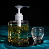 Rachenputzer  Tequila-Shot-Rituale haben meist nicht allzu viel mit gehobener Barkultur gemein. Dabei hat die verbindende Gemeinsamkeit des Trinkens auf beiden Seiten seinen Reiz. Insbesondere wenn sich der Drink für die ganze Runde komfortabel am Tisch "zapfen" lässt. Und auch das schöne deutsche Wort "Rachenputzer" erhält angesichts des Seifenspenders eine ganz neue Qualität.  Zutaten:  1 Liter Tequila Reposado  1 Bund Koriander  Trinkgefäß: Seifenspender, Shotglas  Zubereitung: Einen Bund Koriander in 1 Liter Don Julio Reposado einlegen. Bereits nach ein paar Stunden gibt der Koriander sein Aroma an den Tequila ab. Die Mischung in einen Seifenspender geben.