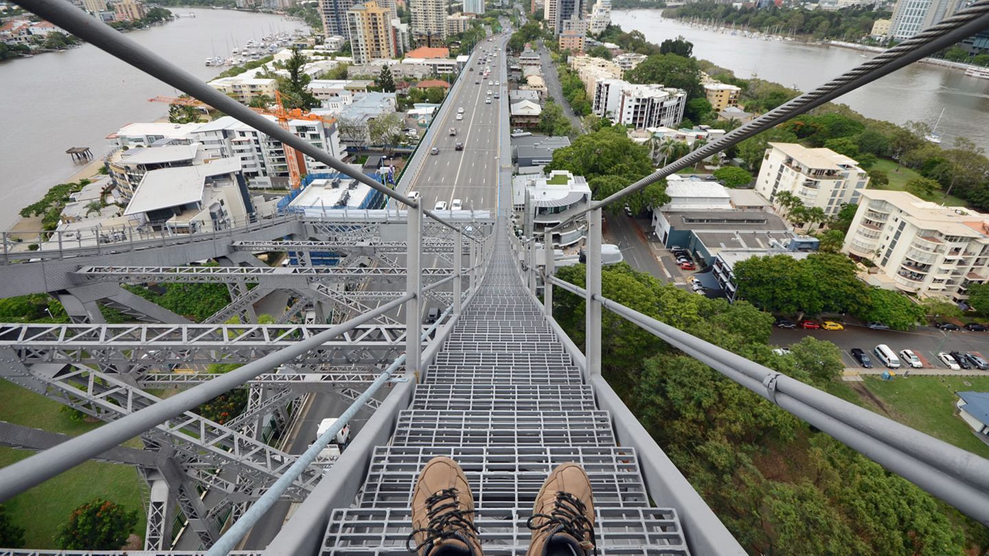 Aussichtpunkt für Aktive: Story Bridge Climb  Brisbanes Story Bridge gehört zu den wenigen Brückenkonstruktionen weltweit, die nicht einfach überquert, sondern deren Pfeiler auch bestiegen werden können. Über unzählige Gitterroststufen geht die geführte Klettertour bis auf 80 Metern Höhe über den Brisbane River, der hier den Stadtteil Kangaroo Point in einer 180-Grad-Schleife umfließt. Ein garantierter Nervenkitzel mit Weitsicht - allerdings nur für schwindelfreie Bisbane-Besucher.  www.storybridgeadventureclimb.com.au
