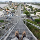 Aussichtpunkt für Aktive: Story Bridge Climb  Brisbanes Story Bridge gehört zu den wenigen Brückenkonstruktionen weltweit, die nicht einfach überquert, sondern deren Pfeiler auch bestiegen werden können. Über unzählige Gitterroststufen geht die geführte Klettertour bis auf 80 Metern Höhe über den Brisbane River, der hier den Stadtteil Kangaroo Point in einer 180-Grad-Schleife umfließt. Ein garantierter Nervenkitzel mit Weitsicht - allerdings nur für schwindelfreie Bisbane-Besucher.  www.storybridgeadventureclimb.com.au