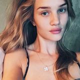 Als Topmodel muss Rosie Huntington-Whiteley ein morgendliches Selfie nicht scheuen. Die 27-Jährige tut mit dem Foto sogar noch Gutes und unterstützt mit dem Hashtag #Wakeupcall eine Unicef-Aktion für Syrien.