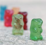 Platz 1: Waldmeister  Das Rennen macht ganz klar die Sorte Waldmeister. Bei vielen in der Redaktion weckt der Geschmack Kindheitserinnerung an Waldmeister-Brause, Wackelpudding oder Maibowle. Genauso schmeckt der dunkelgrüne Goldbär auch. Von der Farbe lassen sich die meisten nicht abschrecken. Unser persönlicher Platz 1.