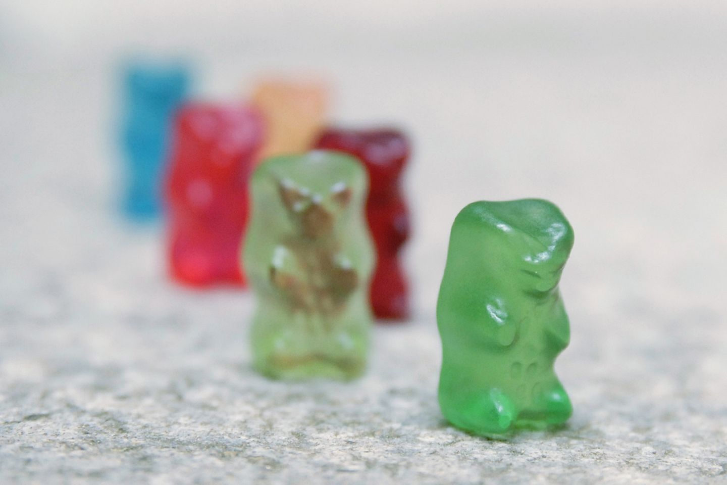Der große Haribo-Test: Platz 1: Waldmeister Das Rennen macht ganz klar die Sorte Waldmeister. Bei vielen in der Redaktion weckt der Geschmack Kindheitserinnerung an Waldmeister-Brause, Wackelpudding oder Maibowle. Genauso schmeckt der dunkelgrüne Goldbär auch. Von der Farbe lassen sich die meisten nicht abschrecken. Unser persönlicher Platz 1. Platz 1: Waldmeister Das Rennen macht ganz klar die Sorte Waldmeister. Bei vielen in der Redaktion weckt der Geschmack Kindheitserinnerung an Waldmeister-Brause, Wackelpudding oder Maibowle. Genauso schmeckt der dunkelgrüne Goldbär auch. Von der Farbe lassen sich die meisten nicht abschrecken. Unser persönlicher Platz 1.