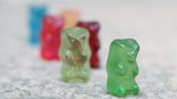 Platz 1: Waldmeister  Das Rennen macht ganz klar die Sorte Waldmeister. Bei vielen in der Redaktion weckt der Geschmack Kindheitserinnerung an Waldmeister-Brause, Wackelpudding oder Maibowle. Genauso schmeckt der dunkelgrüne Goldbär auch. Von der Farbe lassen sich die meisten nicht abschrecken. Unser persönlicher Platz 1.
