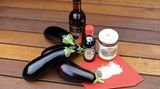 Asche auf unser Haupt: Für Auberginen mit Sesam und Honig-Glasur braucht es etwas mehr, als hier auf dem Bild zu sehen ist.    Honig-Miso-Sauce:  4 EL flüssiger Honig 1 EL Dijonsenf 2 EL frischer Ingwer, gerieben 2 Knoblauchzehen, zerdrückt 1 1/2 EL Sojasauce 1 1/2 EL Apfelessig 2 EL Sesam   4 Auberginen