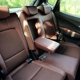 Die Rücksitze lassen sich getrennt voneinander in Längsrichtung verschieben, um je nach Bedarf mehr Kofferraum oder mehr Kniefreiheit zu schaffen