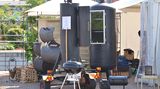 Die Ausrüstung des deutschen Grillteams "Feuer und Eisen" bei der Grillweltmeisterschaft in Gronau im Juni 2011. Es ist alles dabei: Ganz rechts ein Mini-Smoker, gefolgt von einem Kugeglrill, einem großen auf einem Hänger montierten Smoker und einer mächtigen Räucherkammer