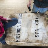 Im Scherstall wird die Wolle nach Qualitätsstufen sortiert, in Ballen zu rund 180 Kilogramm gepresst und mit dem Namen der Farm beschriftet.