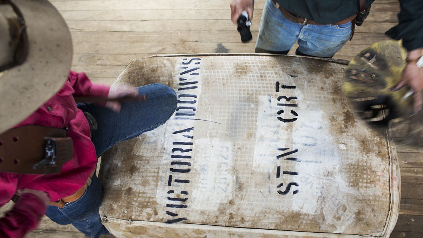 Im Scherstall wird die Wolle nach Qualitätsstufen sortiert, in Ballen zu rund 180 Kilogramm gepresst und mit dem Namen der Farm beschriftet.