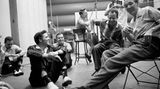 Neben der harten Arbeit an den Songs darf im Studio auch der Spaß nicht zu kurz kommen: Elvis scherzt mit seinen Musikern.