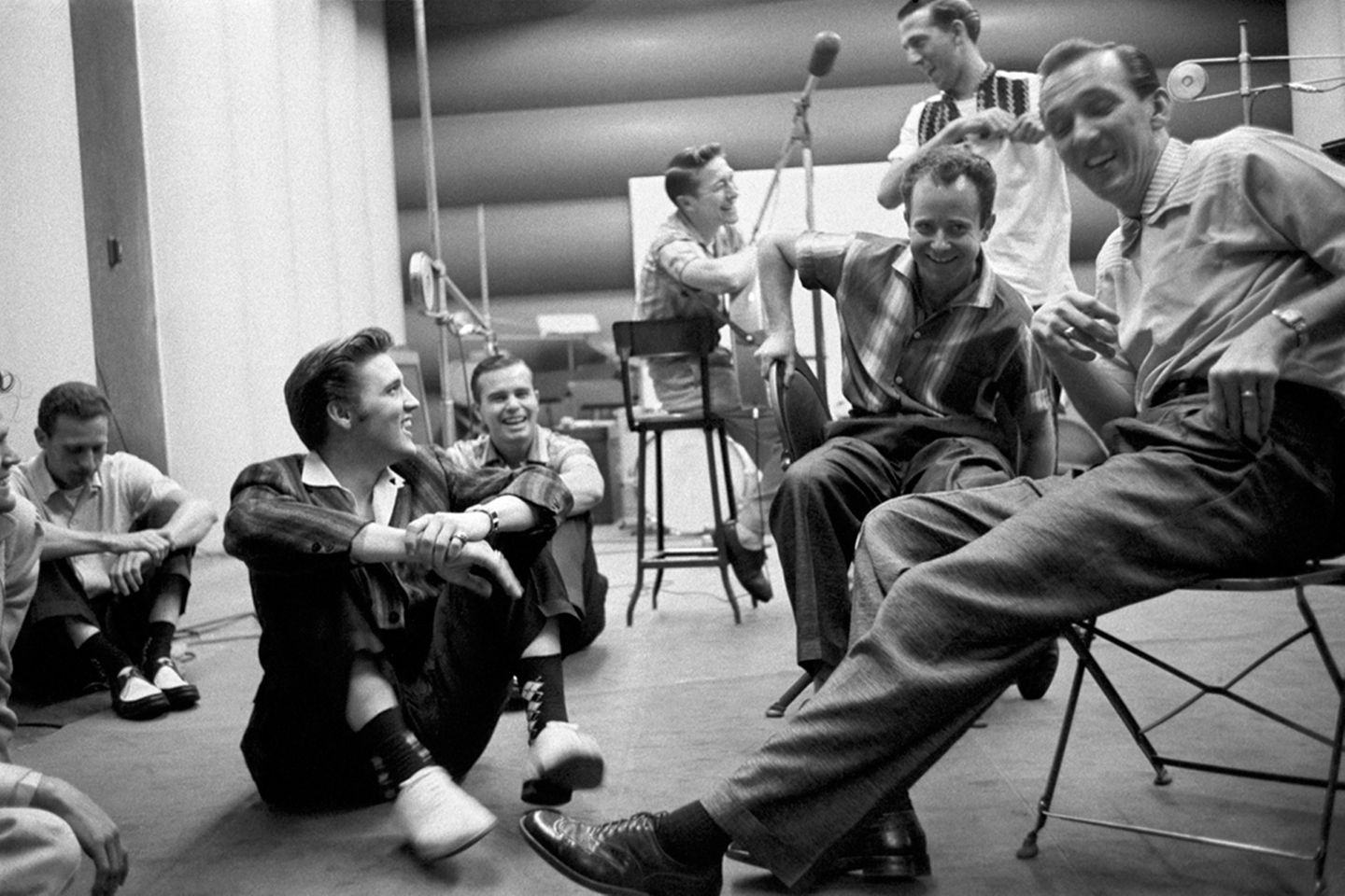 Neben der harten Arbeit an den Songs darf im Studio auch der Spaß nicht zu kurz kommen: Elvis scherzt mit seinen Musikern.