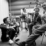 Neben der harten Arbeit an den Songs darf im Studio auch der Spaß nicht zu kurz kommen: Elvis scherzt mit seinen Musikern.