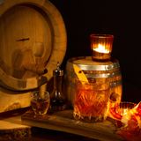 Bacon & Barrel Old Fashioned    Wer schon einmal ein ordentliches Barbecue erlebt hat, der weiß, wie sehr gutes Fleisch und Bourbon harmonieren. Klar, dass dieses klassisch amerikanische Ritual sich auch in einem klassisch amerikanischen Drink einfangen lässt – dem Old Fashioned. Die Fasslagerung sorgt zusätzlich für eine Verschmelzung der Aromen und für ein vielschichtiges Trinkerlebnis.  Zutaten:  700ml Serrano-Schinken-Bourbon Whiskey*  200ml Läuterzucker  15 Dashes Angostura Bitters  Trinkgefäß: Tumbler  Garnitur: Mit Nelken gespickte Orangenzeste  Zubereitung:  Alle Zutaten für ungefähr 4 Wochen im Eichenfass lagern. Zwischenzeitlich den Geschmack prüfen. Pro Glas 90ml abzapfen und im vorgekühlten Tumbler auf Eiswürfeln verrühren.  *280g Serrano-Schinken und 700ml Erdnussöl in einen Vakuumbeutel geben. Verschlossen für 6 Stunden bei 70°C im Wasserbad garen. Geben Sie das so gefertigte Serrano-Öl mit dem Bourbon in ein verschließbares Gefäß und schütteln Sie die Mischung kräftig. Lassen Sie das Gefäß über Nacht stehen, sodass sich die Serranofettinfusion und der Bourbon wieder trennen. Stellen Sie die Infusion danach 2 bis 3 Stunden in den Gefrierschrank – so kann das gefrorene Öl vom noch flüssigen Bourbon getrennt werden. Lassen Sie den Bourbon zusätzlich durch einen Kaffeefilter laufen, um restliche Trübstoffe zu entfernen.