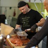 Stern-Redakteur und BBQ-Fan Henry Lübberstedt (rechts) schaut Rob Reinkemeyer zu, wie er reichlich Apfelsaft in den Rest vom Rub gießt…