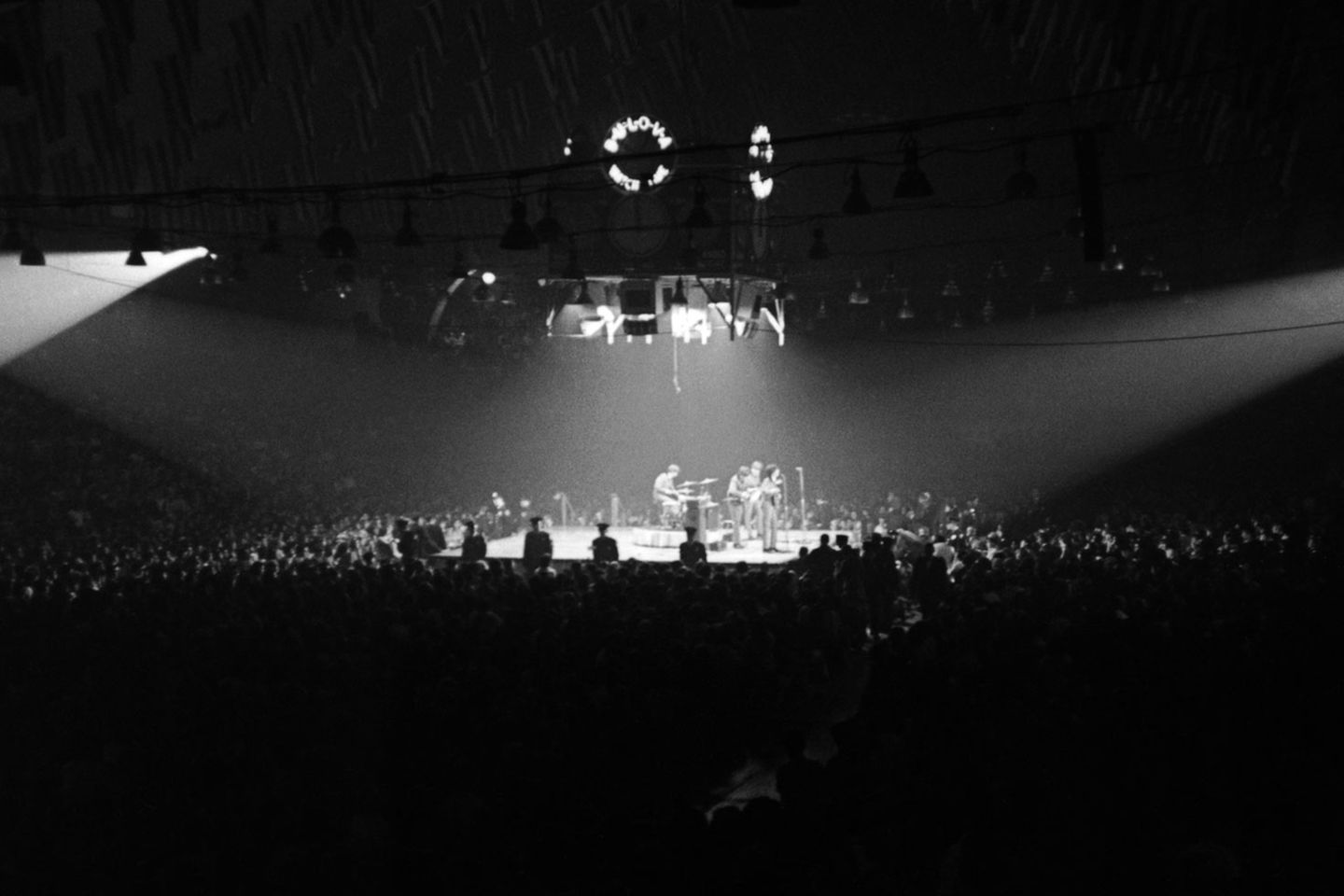 Am 11. Februar spielte die Gruppe im restlos ausverkauften Coliseum in Washington. Vor lauter ekstatischem Geschrei war die Musik jedoch kaum zu hören.