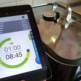 Ab jetzt kocht man im Autopilot: Gibt es etwas zu tun, schlägt das Handy oder Tablet Alarm, etwa wenn die Garzeit einer Zutat erreicht wird oder eine neue Zutat in den Topf gelegt werden muss. Die Zeiten sind dabei so kalkuliert, dass alle Zutaten zum gleichen Zeitpunkt gar sind - Kartoffeln und Hähnchenfleisch müssen also eher eingelegt werden als etwa Spinat. Das Thermometer an der Seite zeigt die Innentemperatur des Kochtopfs, in unserem Fall ist sie 10 bis 15 Grad zu niedrig. Wir drehen den Herd also etwas höher.