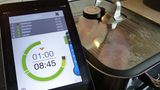Ab jetzt kocht man im Autopilot: Gibt es etwas zu tun, schlägt das Handy oder Tablet Alarm, etwa wenn die Garzeit einer Zutat erreicht wird oder eine neue Zutat in den Topf gelegt werden muss. Die Zeiten sind dabei so kalkuliert, dass alle Zutaten zum gleichen Zeitpunkt gar sind - Kartoffeln und Hähnchenfleisch müssen also eher eingelegt werden als etwa Spinat. Das Thermometer an der Seite zeigt die Innentemperatur des Kochtopfs, in unserem Fall ist sie 10 bis 15 Grad zu niedrig. Wir drehen den Herd also etwas höher.