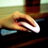 Wie heißt das?  Layaspot  Ist das für Frauen oder Männer?  Für Frauen oder Paare  Wozu brauche ich das?   Layaspot ist ein Aufliegevibrator, der unter anderem die Klitoris stimulieren soll. Er kann mit seinen acht Vibrationsstufen aber auch als Massagegerät am ganzen Körper angewandt werden.  Wie glücklich macht mich das auf einer Skala von 1 bis 10 (10 ist sehr sehr glücklich)?   Ich hatte wirklich viel Hoffnung in dieses 10,5 Zentimeter große Spielzeug gesetzt. Die Idee klingt wirklich gut, das Design und die Bedienung sind okay. Aber zwischen dem Layaspot und mir hat es einfach nicht gefunkt. Er brummt irritierend laut vor sich hin und fällt im Eifer des Gefechts schnell aus der Hand. Mit viel Engagement von meiner Seite kommt er noch auf vier Punkte. Aber wenn ich das nächste Mal Nackenschmerzen habe, werde ich ihm noch eine Chance geben.  Was behaupte ich, wenn mein Kind/mein Freund/meine Putzfrau das findet?  Das ist eine Fernbedienung für das Garagentor.  Würden meine Eltern das benutzen?   Vielleicht wäre er eine Hilfe für die Rückenschmerzen meiner Mutter auf langen Autofahrten?  Was kostet das?  49 Euro