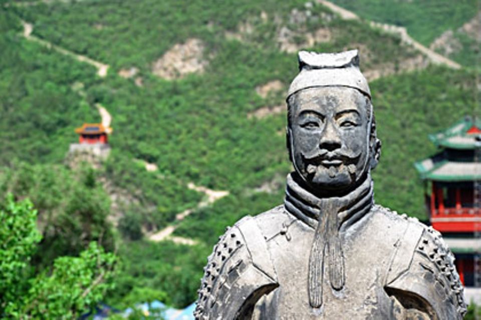 Die Chinesische Mauer gilt mit einer Länge von 8851 Kilometern als das größte Bauwerk der Welt