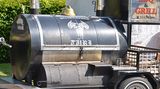 Auf diesem Bild wird klar, warum der Smoker auch "Grill-Lokomotive" genannt wird