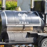 Auf diesem Bild wird klar, warum der Smoker auch "Grill-Lokomotive" genannt wird
