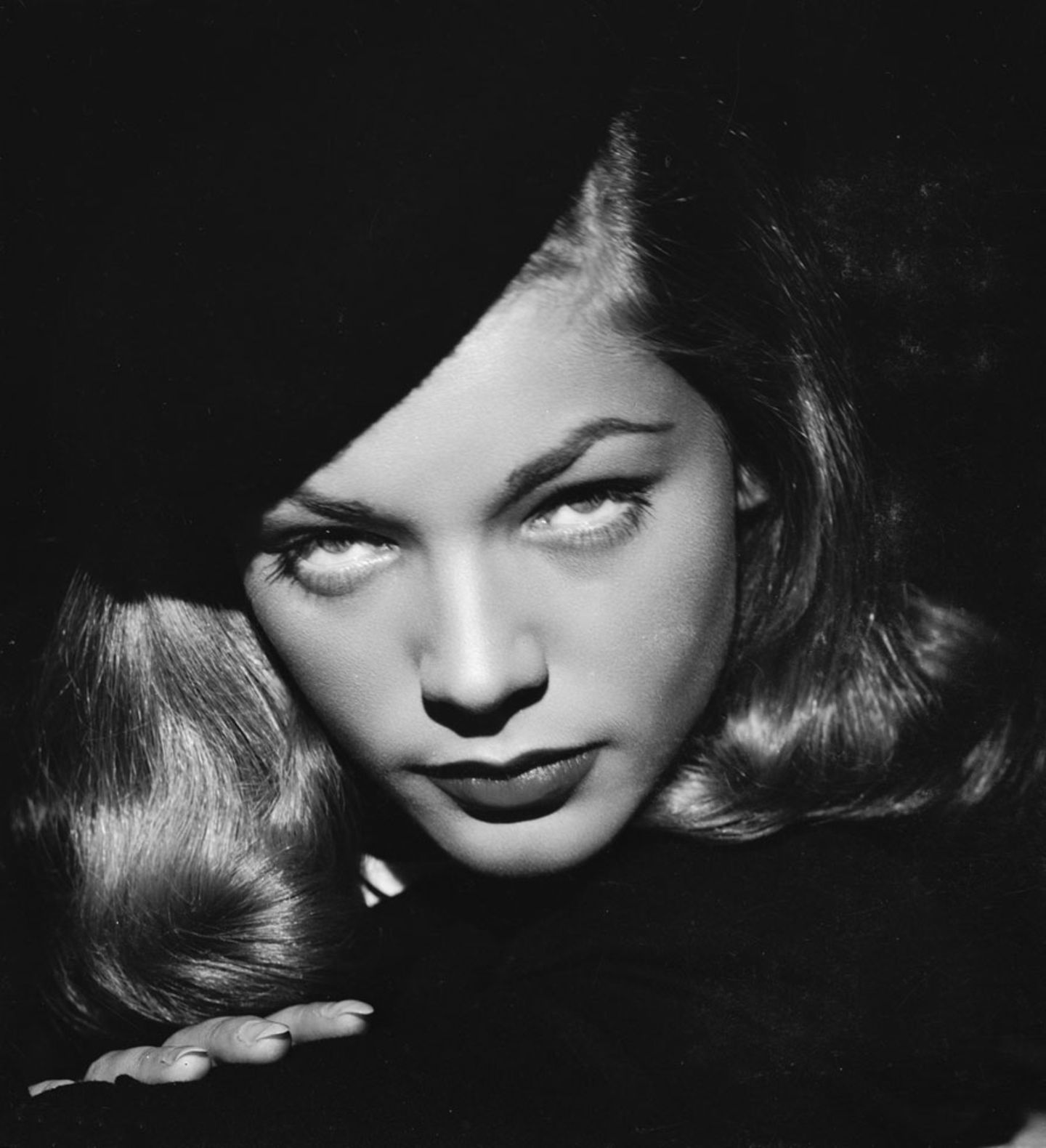 Der laszive Blick wurde zu ihrem Markenzeichen: Lauren Bacall wurde häufig in der Rolle der Femme Fatale besetzt.