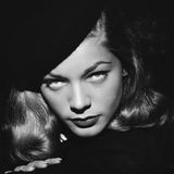 Der laszive Blick wurde zu ihrem Markenzeichen: Lauren Bacall wurde häufig in der Rolle der Femme Fatale besetzt.
