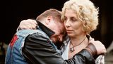 "Bestien", "Tatort"-Folge: 487, Jahr: 2001  Rache vor Recht? Ein Mädchen wird vergewaltigt und ermordert, später ist der Mörder selbst tot. Am Ende von "Bestien" stellt sich heraus: Es war die Mutter. Ermittler Ballauf kommt ihr auf die Spur, aber anstatt sie der Justiz auszuliefern, vernichtet er die Beweismittel. Nach Ausstrahlung der Folge diskutierte ganz Deutschland über die Lynchjustiz. Vertreter von Polizei und Justiz zeigten sich entsetzt über die Handlung des "Tatort"-Kommissars. Jahre später sollte "Bestien" übrigens ein zweites Mal für Wirbel sorgen: Auf Ermittlungsakten, die kurz im Film zu sehen waren, klebte das Konterfei eines realen, mittlerweile sehr berühmten Verdächtigen: das des NSU-Terroristen Uwe Mundlos.