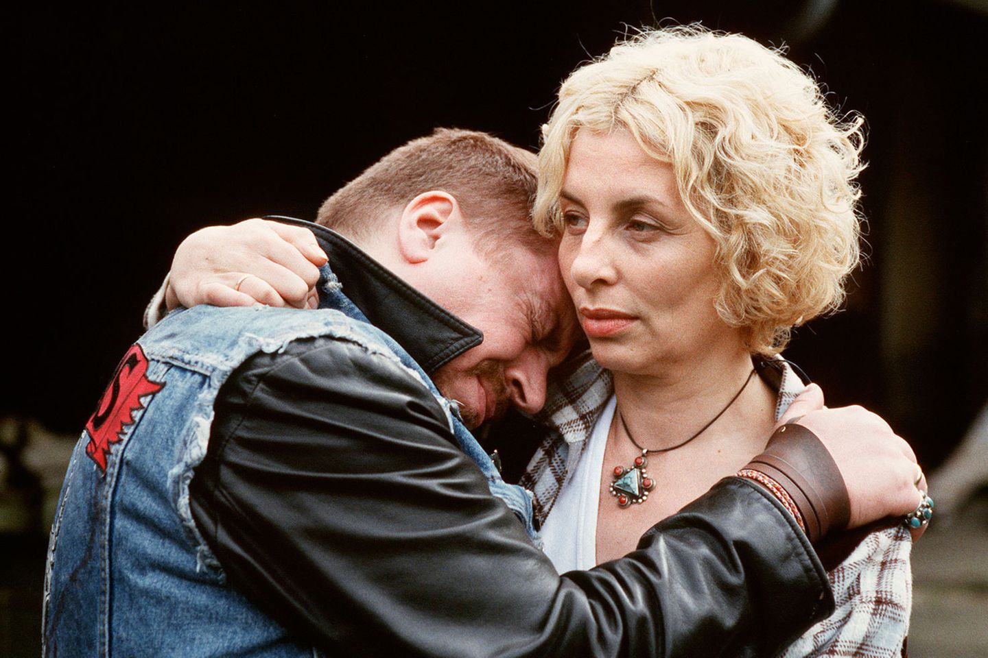 "Bestien", "Tatort"-Folge: 487, Jahr: 2001  Rache vor Recht? Ein Mädchen wird vergewaltigt und ermordert, später ist der Mörder selbst tot. Am Ende von "Bestien" stellt sich heraus: Es war die Mutter. Ermittler Ballauf kommt ihr auf die Spur, aber anstatt sie der Justiz auszuliefern, vernichtet er die Beweismittel. Nach Ausstrahlung der Folge diskutierte ganz Deutschland über die Lynchjustiz. Vertreter von Polizei und Justiz zeigten sich entsetzt über die Handlung des "Tatort"-Kommissars. Jahre später sollte "Bestien" übrigens ein zweites Mal für Wirbel sorgen: Auf Ermittlungsakten, die kurz im Film zu sehen waren, klebte das Konterfei eines realen, mittlerweile sehr berühmten Verdächtigen: das des NSU-Terroristen Uwe Mundlos.