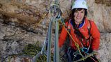 Kletterin Michelle Knaub  Am Standplatz durch mehrere Haken im Fels gesichert. Das extreme Klettern in den Dolomiten erfordert zur Sicherung auch einen großen Materialeinsatz. Bei einer Tour durch die Nordwand benötigt eine Seilschaft ein gutes Dutzend Express- und Bandschlingen sowie einen Satz Keile und "Friends" - kleine Klemmkeile, die sich in Felsspalten fixieren lassen.